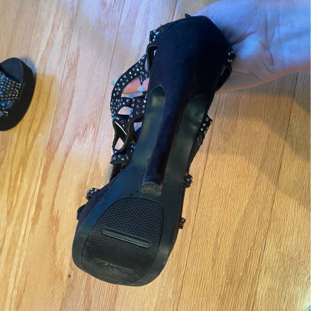 Black heels with embellishments - Picture 4 of 8